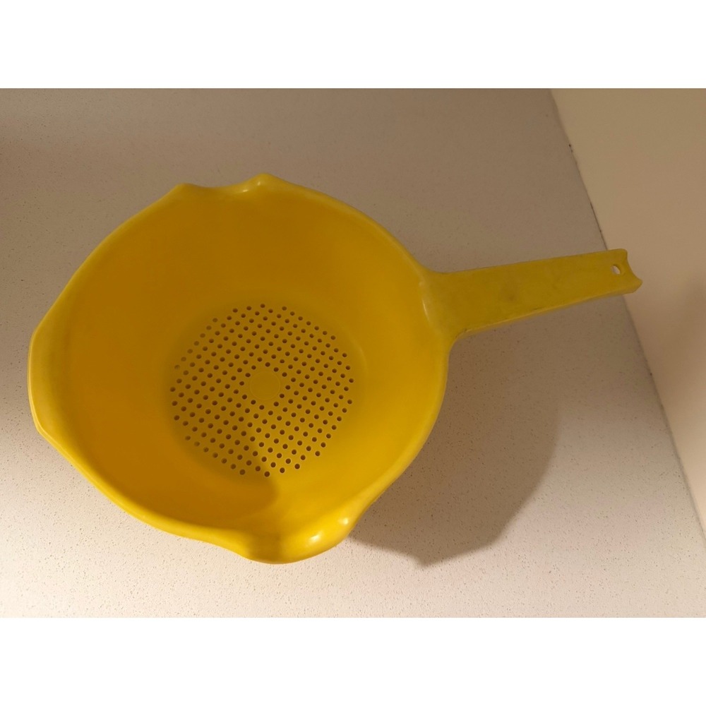 Vintage Rubbermaid Yellow Plastic Colander Strainer 2930 Kitchen Retro USA